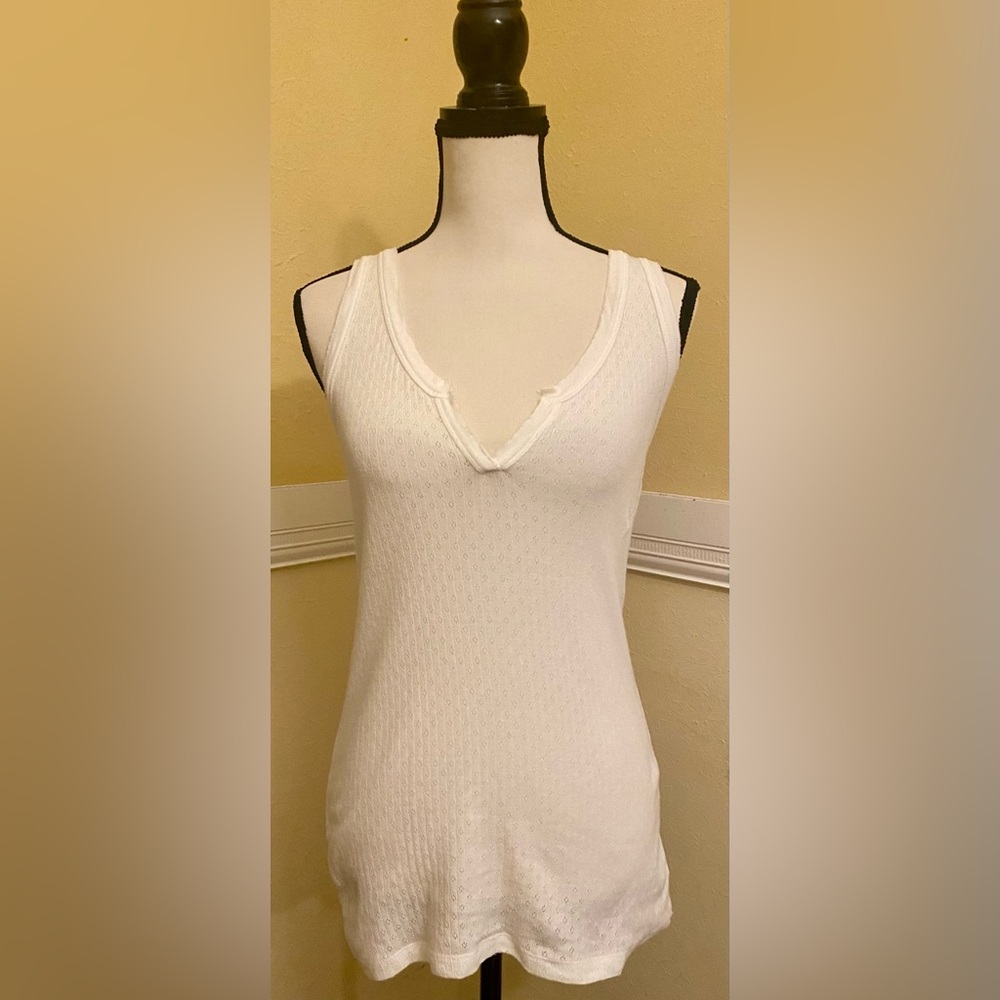 MOSSIMO SUPPLY CO White V-Neck Ribbed Tank Top; EUC; Size XL.